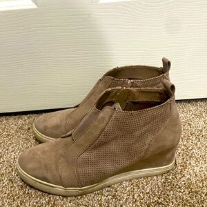 They are a size 9.5 in women’s. They do have a little crack on the back of them.